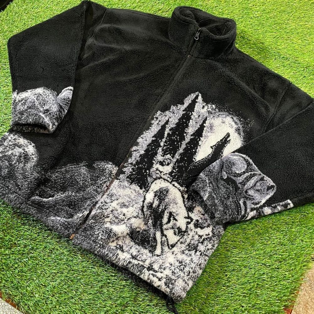 Vintage 90s Black & White Fleece Jacket with Gray Wolf Forest Scene Graphic (M)